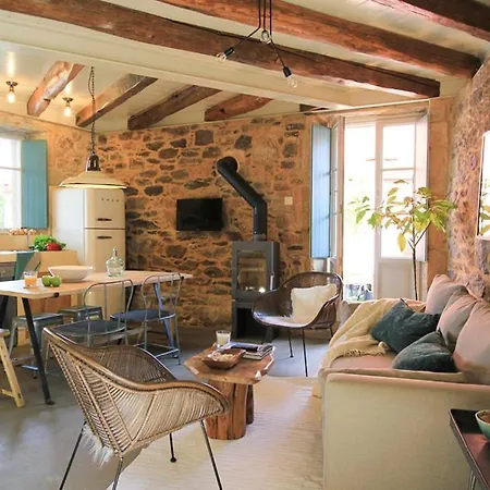 Sleeps 5 With Pool Razo da Costa
