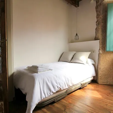 Sleeps 5 With Pool Razo da Costa